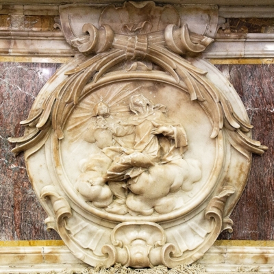 Altare-particolare-bassorilievo-Santa-Chiara